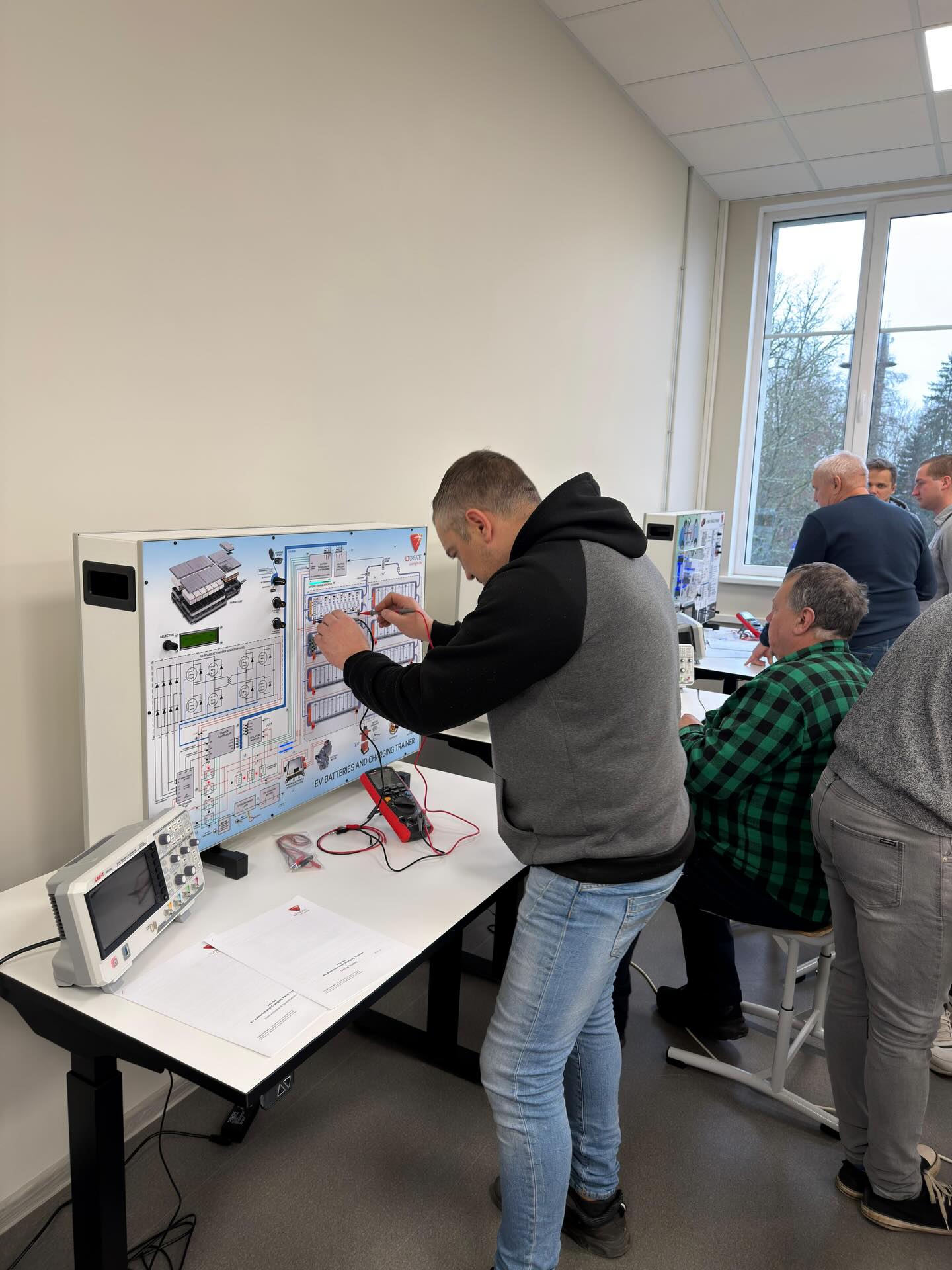 Elektro un hibrīdtehnoloģijas — jaunas prasmes autoservisu speciālistiem