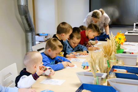 Mazie pētnieki STEM nodarbībā atklāj, kas aug no graudiņa