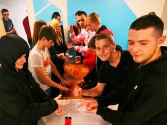 Akmens, šķēres, papīrīt’s! Akmens, šķēres, papīrīt’s!