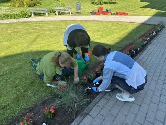 Puķu stādīšana LBTU Malnavas koledžā Puķu stādīšana LBTU Malnavas koledžā