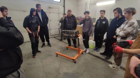 Autotransporta studenti mācās par elektromobīļiem un lāzertehnoloģijām Kauņas Tehniskajā koledžā. Autotransporta studenti mācās par elektromobīļiem un lāzertehnoloģijām Kauņas Tehniskajā koledžā.